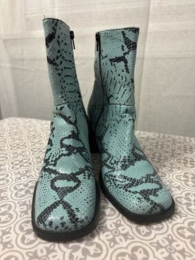 Mango Leather Aqua Snake-Print Ankle Boots size 8B.